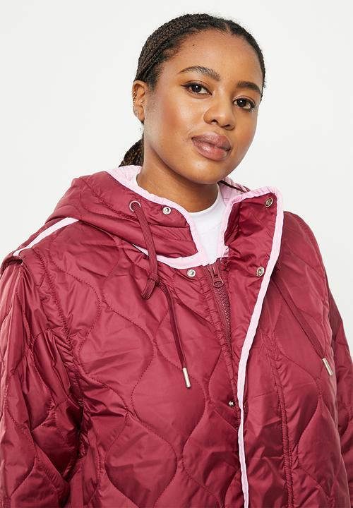 Me&B - Plus maxi puffer with detachable sleeves - burgundy & pink