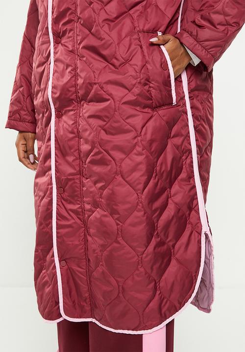 Me&B - Plus maxi puffer with detachable sleeves - burgundy & pink
