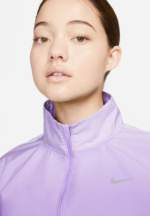 Nike - W nk swsh run prnt jkt - space purple/reflective silv
