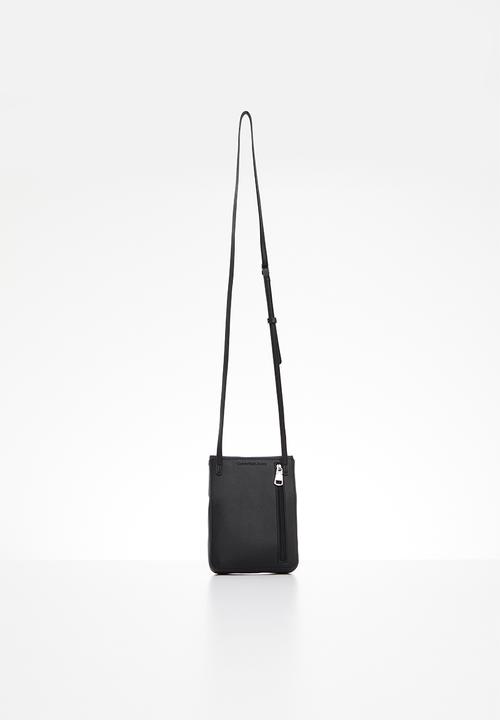 Calvin Klein - Sculpted ns phone cb mono - black
