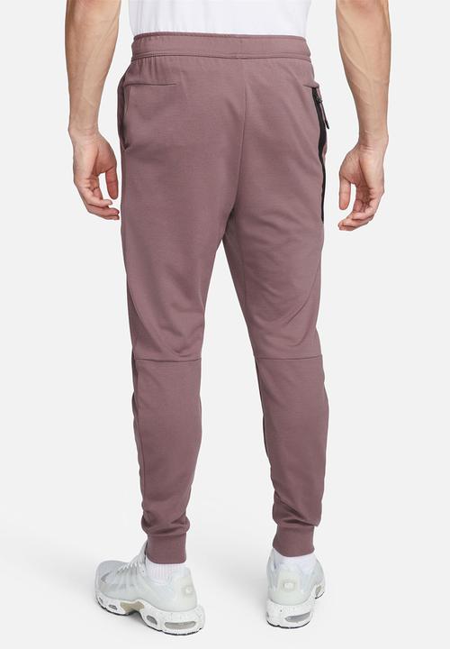 Nike - M Nike tech lightweight jogger - plum eclipse