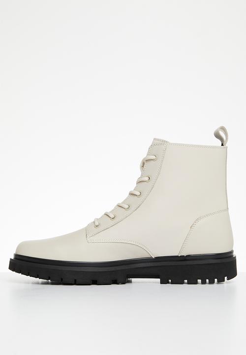 Calvin Klein - Lug lace up leather boot - eggshell