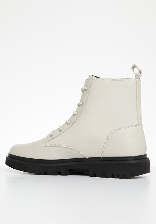 Calvin Klein - Lug lace up leather boot - eggshell