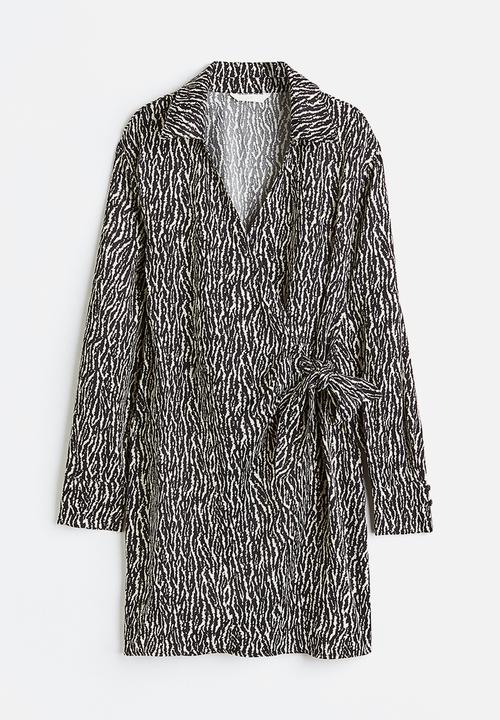 H&M - Satin wrapover shirt dress - black patterned 
