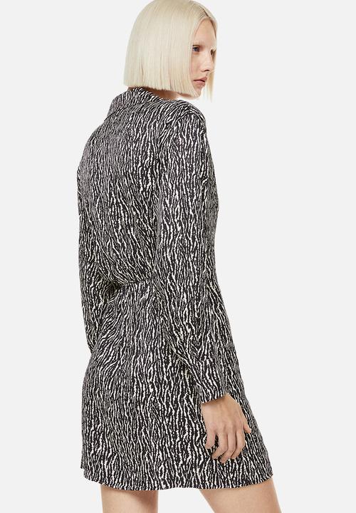 H&M - Satin wrapover shirt dress - black patterned 