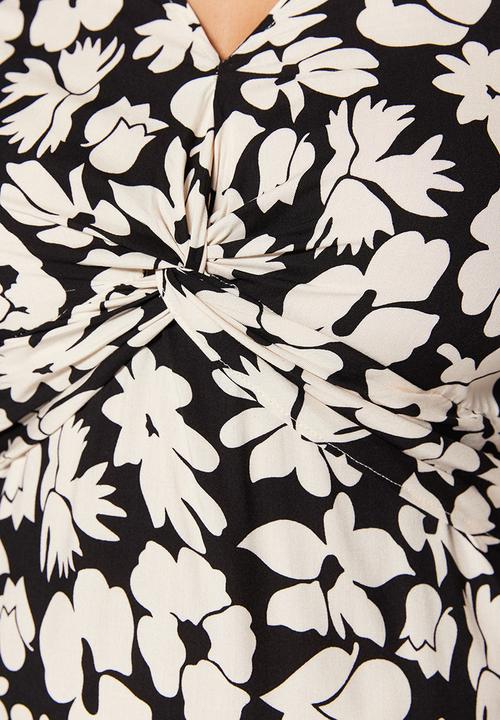 Trendyol - Plus twisted bodice dress - black/white 