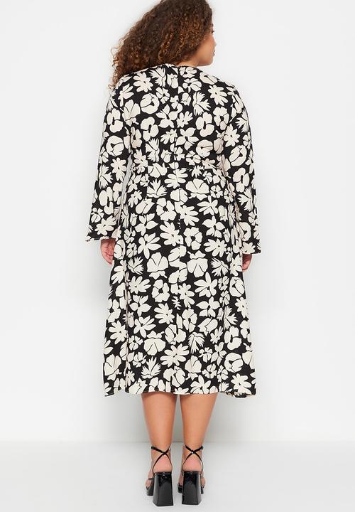 Trendyol - Plus twisted bodice dress - black/white 