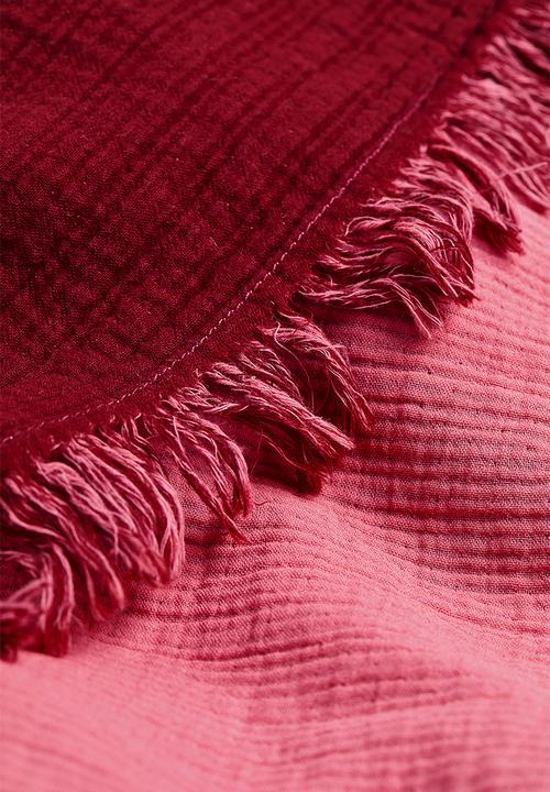 H&M - Fringed cotton muslin bedspread - red/pink
