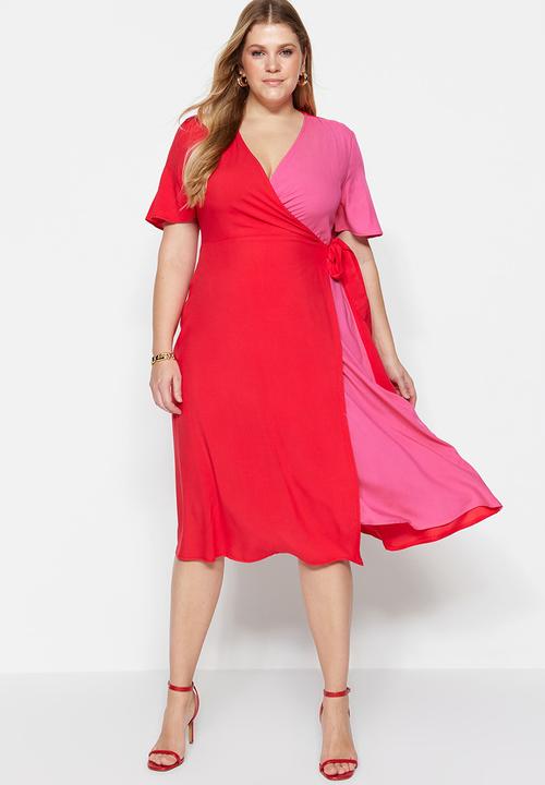 Trendyol - Plus wrap dress - red/pink