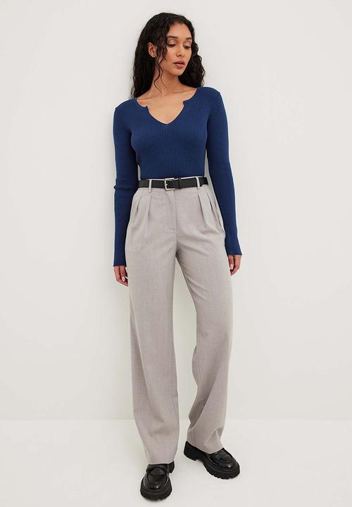 NA-KD - V-detail light rib knitted sweater - navy