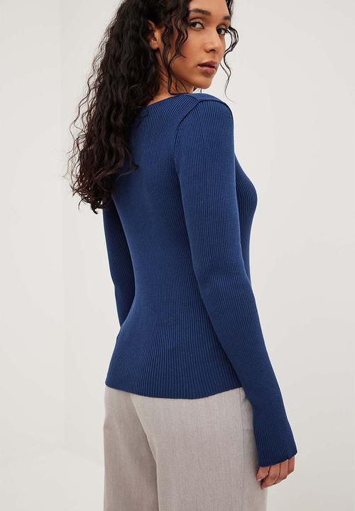 NA-KD - V-detail light rib knitted sweater - navy