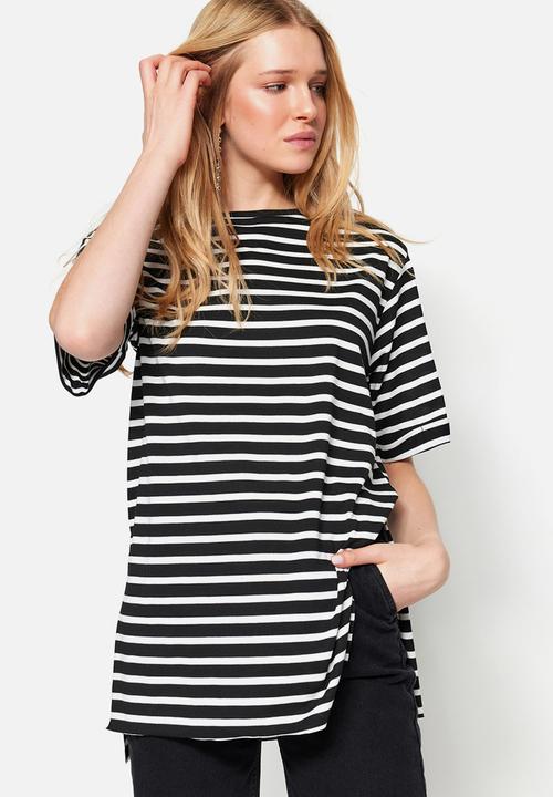 Trendyol - Longer length oversized T-shirt with side slit - black stripe