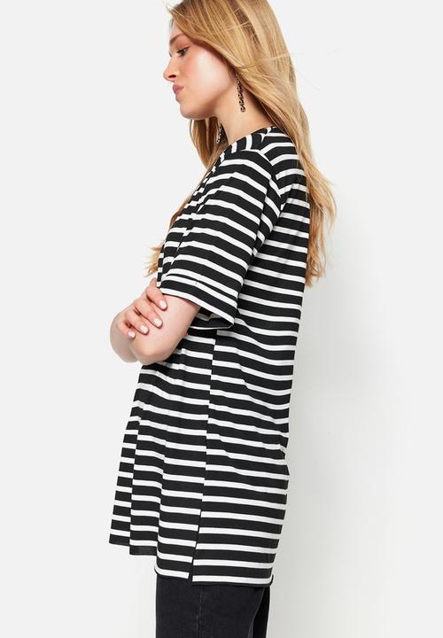 Trendyol - Longer length oversized T-shirt with side slit - black stripe