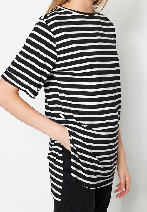 Trendyol - Longer length oversized T-shirt with side slit - black stripe