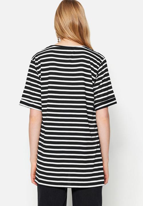 Trendyol - Longer length oversized T-shirt with side slit - black stripe
