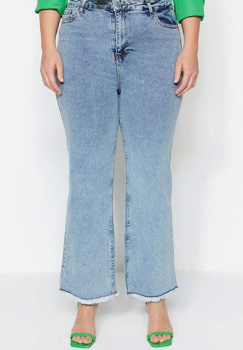 Trendyol - Plus frayed bootleg jeans - light blue