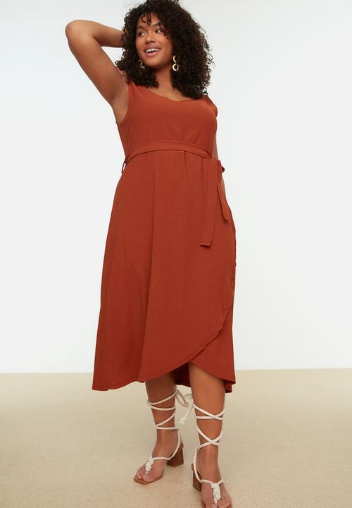 Trendyol - Plus sleeveless wrap dress - brick