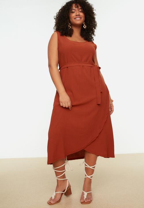 Trendyol - Plus sleeveless wrap dress - brick