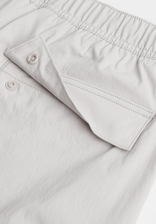 H&M - Regular fit nylon cargo shorts - light grey