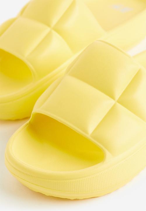 H&M - Quilted pool shoes - yellow