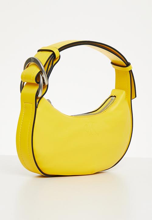 Calvin Klein - Crescent mini pu - cyber yellow