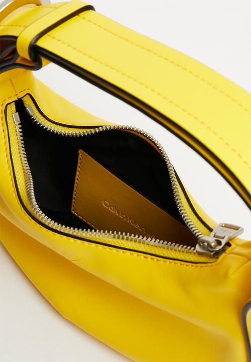 Calvin Klein - Crescent mini pu - cyber yellow