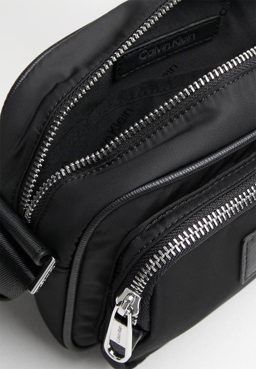 Calvin Klein - Ck elevated camera bag - ck black