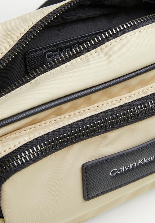 Calvin Klein - Ck elevated camera bag - travertine