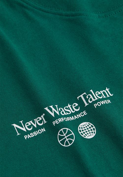 H&M - Relaxed fit printed t-shirt - dark green/never waste talent 