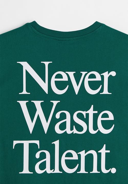 H&M - Relaxed fit printed t-shirt - dark green/never waste talent 