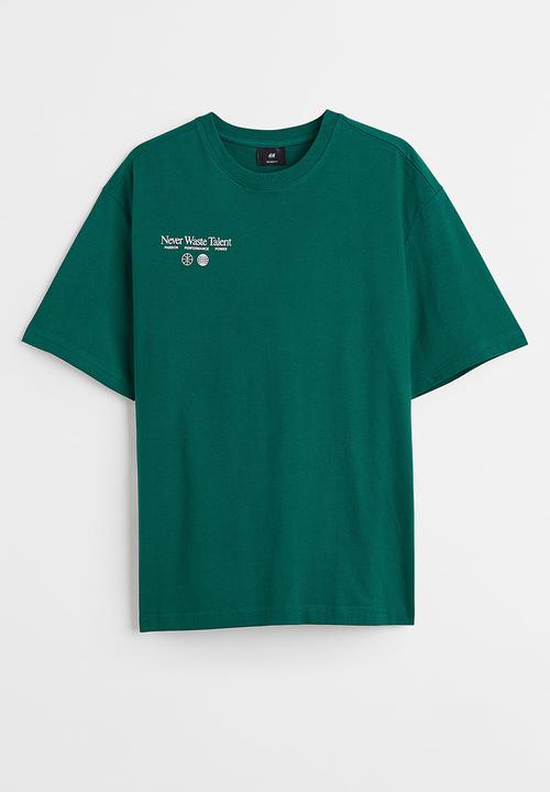 H&M - Relaxed fit printed t-shirt - dark green/never waste talent 