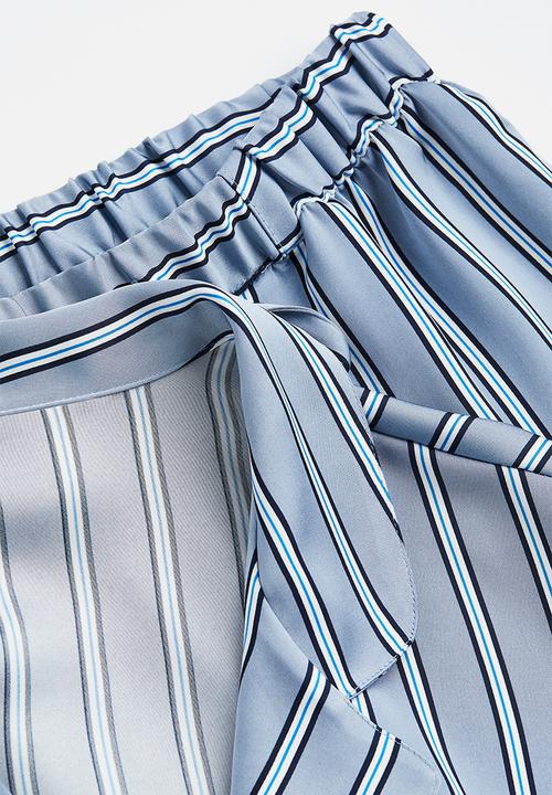 H&M - Satin pyjamas - light blue/striped 
