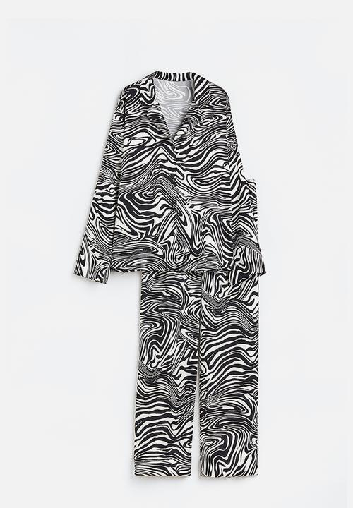 H&M - Satin pyjamas - black/patterned 