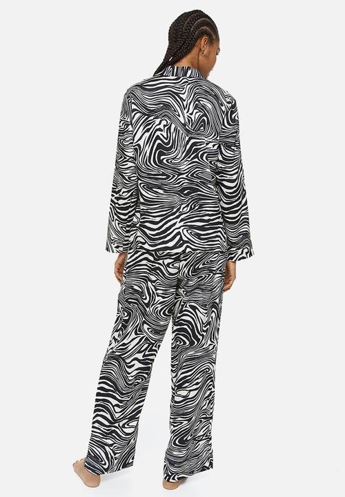 H&M - Satin pyjamas - black/patterned 