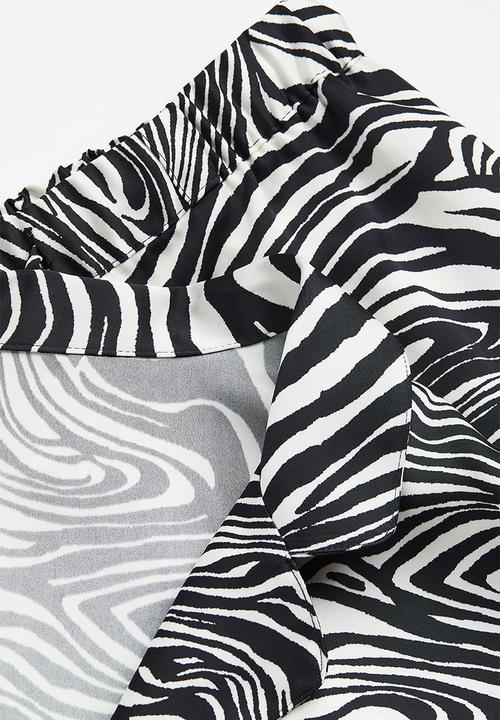 H&M - Satin pyjamas - black/patterned 