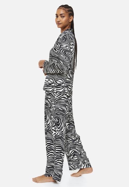 H&M - Satin pyjamas - black/patterned 
