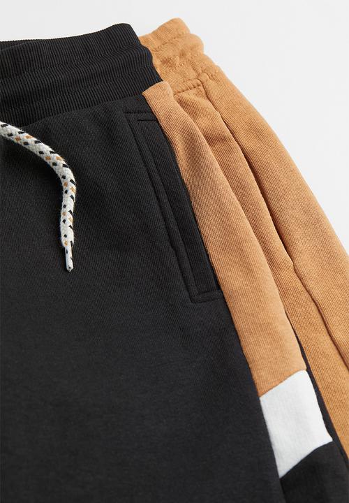 H&M - 2-Pack sweatshirt shorts - black & dark beige 
