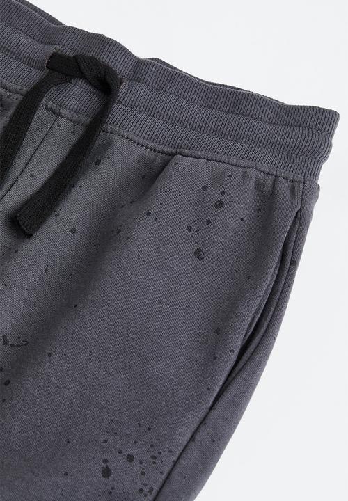 H&M - Printed joggers - dark grey/splatter print