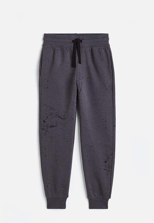 H&M - Printed joggers - dark grey/splatter print