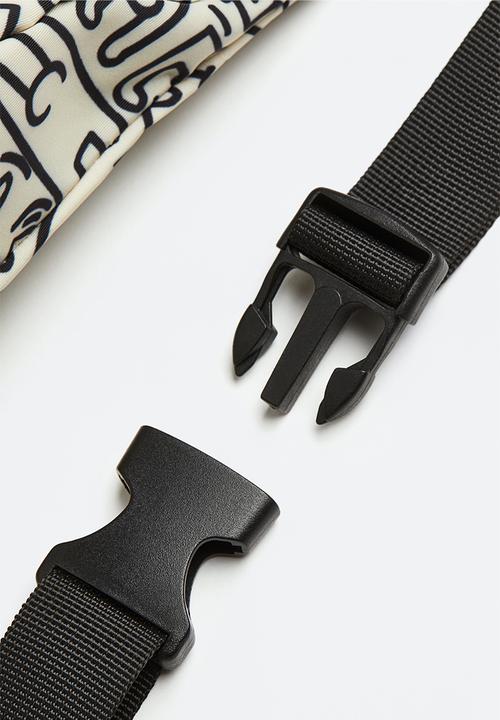 H&M - Printed waist bag - light beige/keith haring 