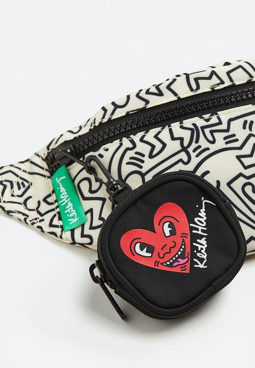 H&M - Printed waist bag - light beige/keith haring 
