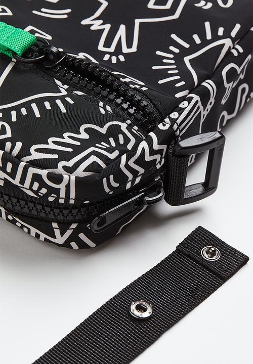 H&M - Printed shoulder bag - black/keith haring