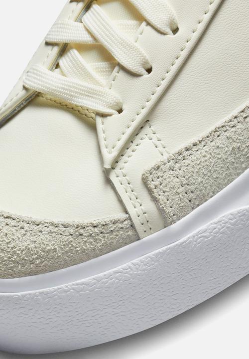 Nike - Nike Blazer Low Platform