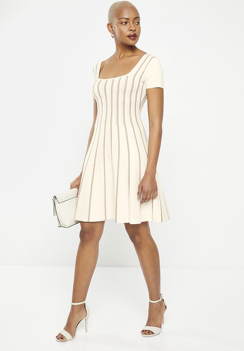 GUESS - Lds short sleeve square nk leti flare dress - white 