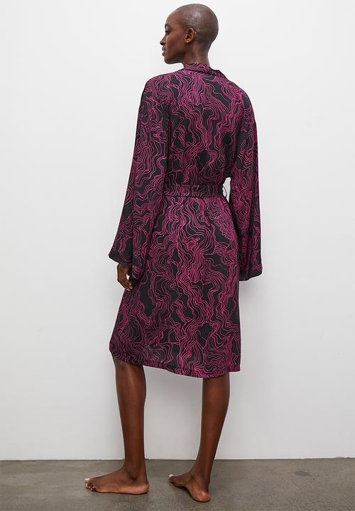 Superbalist - Long sleeve robe - black based scribble