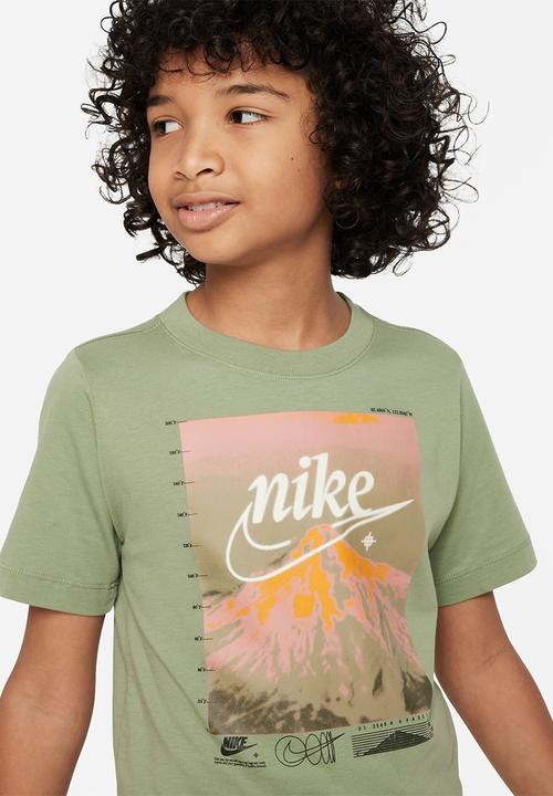 Nike - K nsw tee photo fa23 2 - oil green