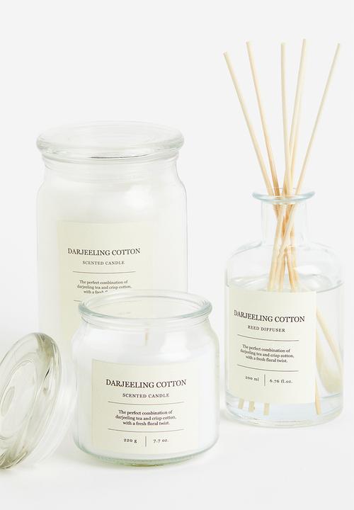H&M - Scented candle in a glass jar - white/darjeeling cotton 