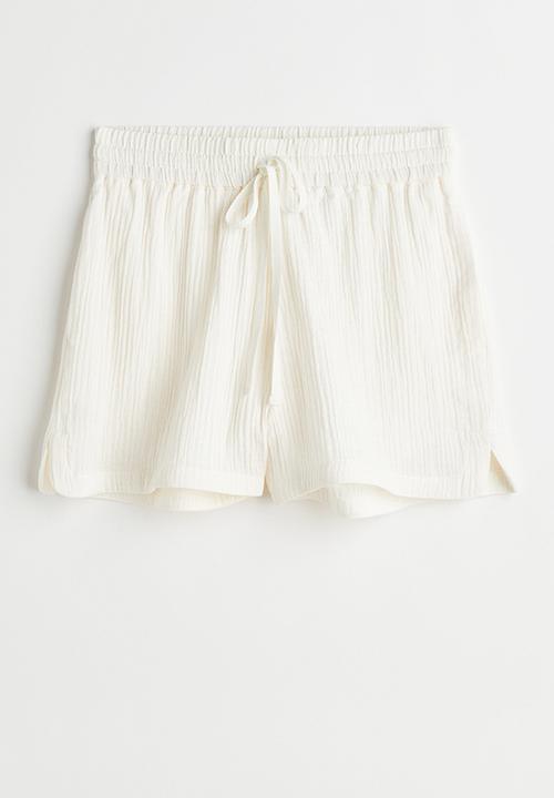 H&M - Crinkled cotton shorts - cream