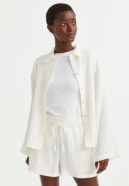 H&M - Crinkled cotton shorts - cream