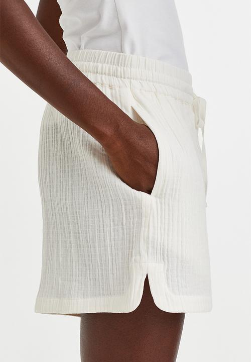 H&M - Crinkled cotton shorts - cream